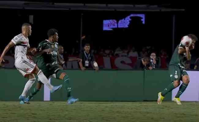 No lance, bola bateu no lateral Marcos Rocha, do Palmeiras