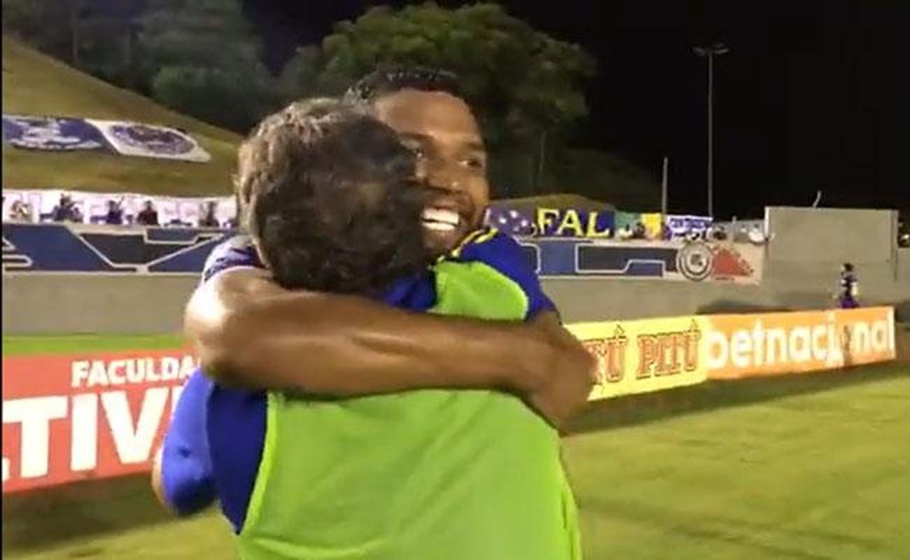 Thiago (autor do gol), jogadores do Cruzeiro e Luxemburgo festejam vitria sobre o Londrina no Paran pela Srie B