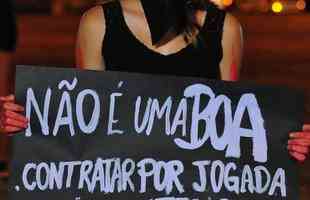 Grupo de mulheres fez protesto no Centro de Varginha contra a chegada de goleiro Bruno ao Boa Esporte