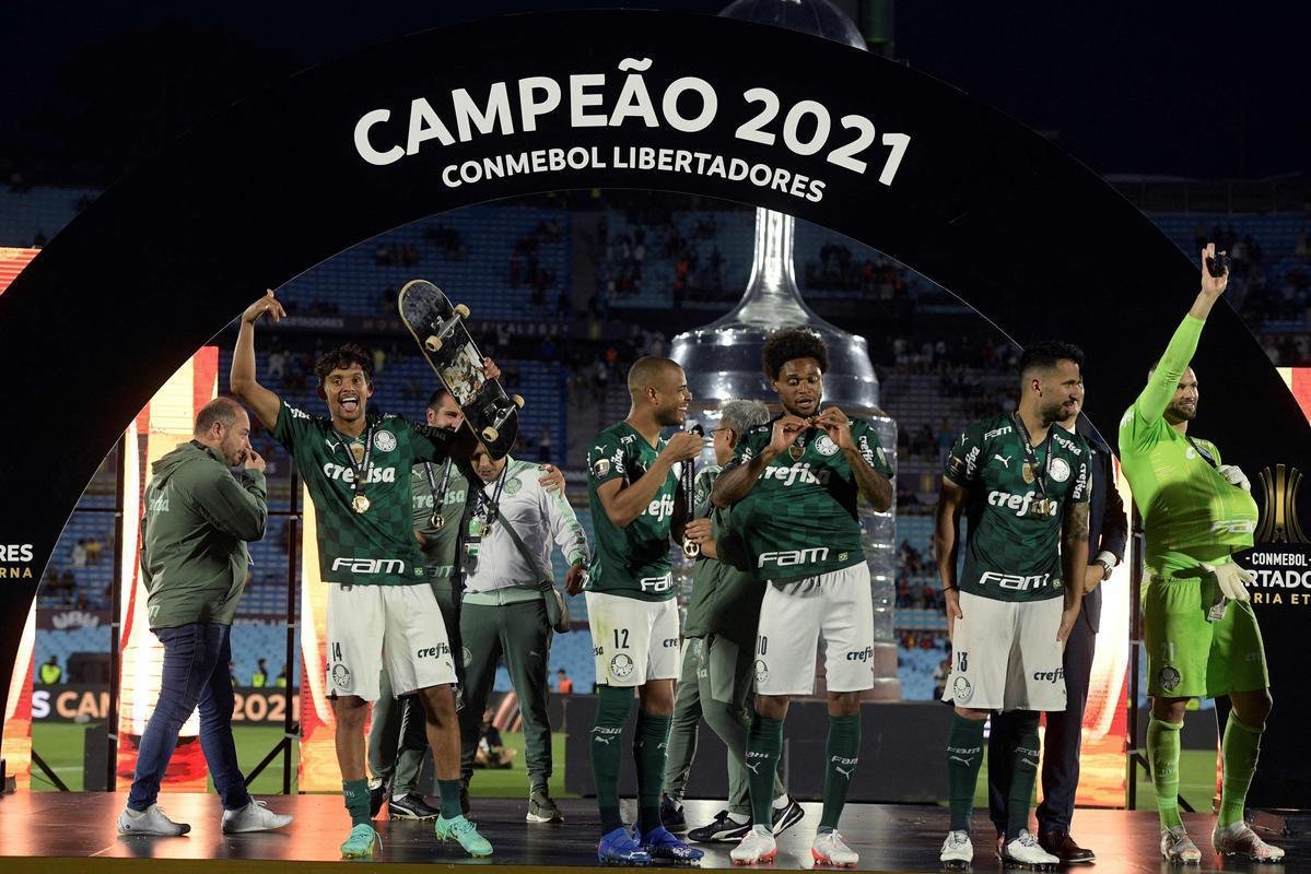 Fotos: festa dos jogadores do Palmeiras com a taa da Libertadores