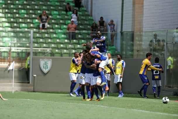 Rafael Silva marcou gol sobre rival e comemorou imitando galinha