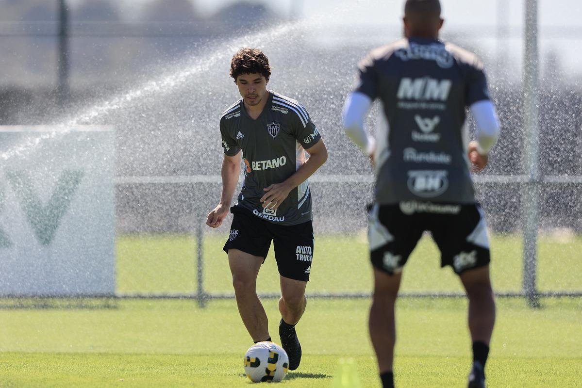 Nesta quinta-feira (28), o Atltico realizou o terceiro treino na Cidade do Galo aps o retorno de Cuca. Durante a atividade, o treinador conversou com o presidente do clube, Srgio Coelho.