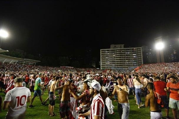 A felicidade alvirrubra invadiu o gramado após a vitória em cima do Paysandu, em cobranças da marca penal.
