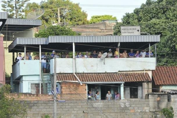 Torcidas de Cruzeiro e Guarani lotaram estdio Fario e casas do entorno, em Divinpolis, para assistir ao duelo de abertura do Campeonato Mineiro 2019