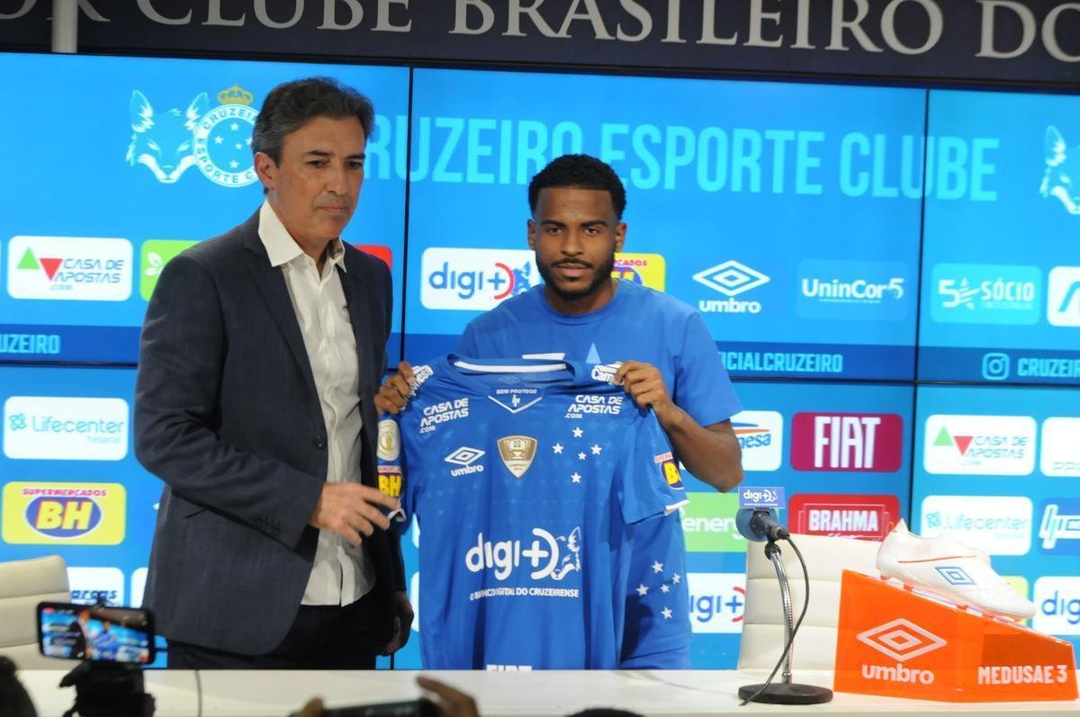 Fotos da apresentao do atacante Ezequiel no Cruzeiro