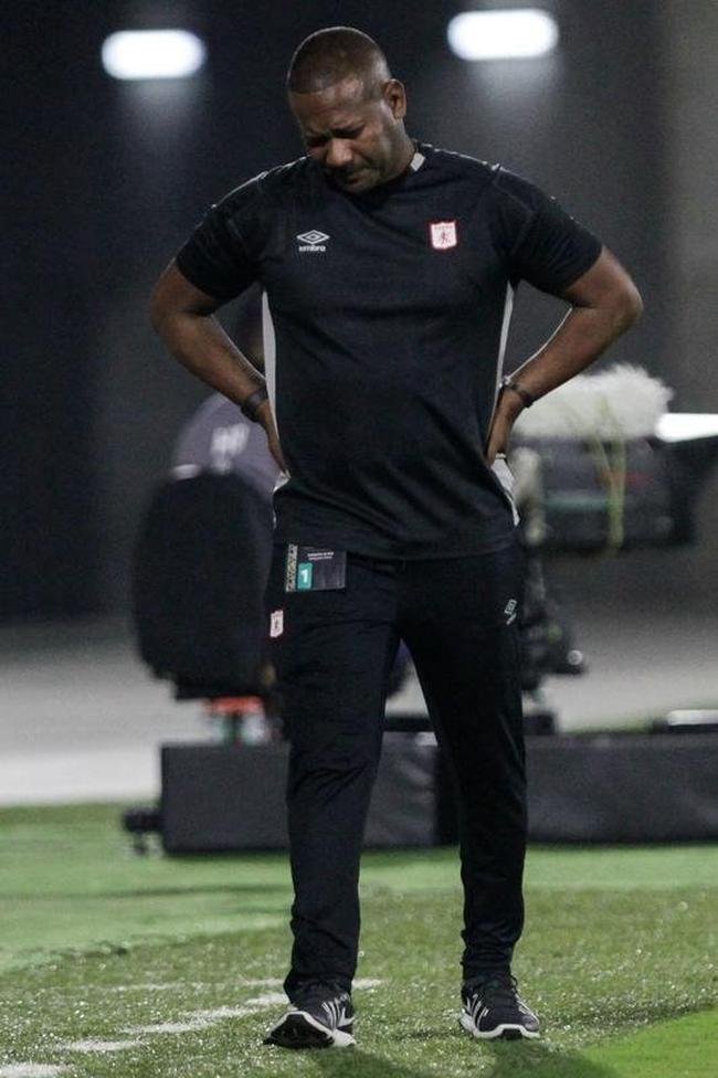 Jogo entre Amrica de Cli e Atltico, em Barranquilla, pela Copa Libertadores, teve diversas paralisaes devido aos efeitos do gs de pimenta nos atletas. Protestos do lado de fora do estdio, contra o governo, tiveram consequncias no gramado. 