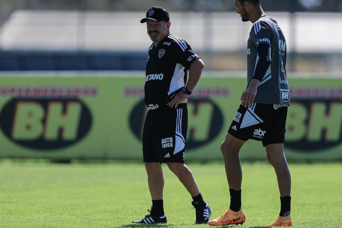 Nesta quinta-feira (28), o Atltico realizou o terceiro treino na Cidade do Galo aps o retorno de Cuca. Durante a atividade, o treinador conversou com o presidente do clube, Srgio Coelho.