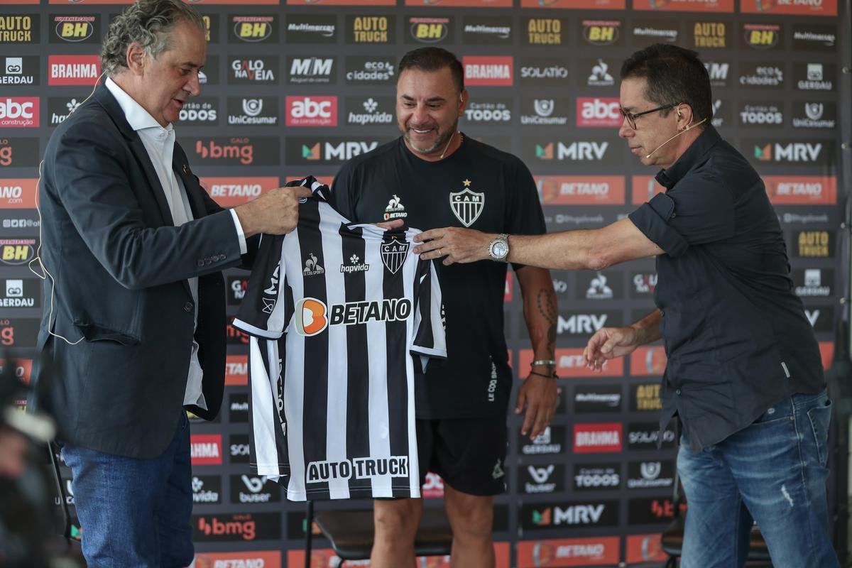 O técnico argentino 'El Turco' Mohamed foi apresentado pelo Atlético nesta terça-feira (25/01) ao lado do presidente do clube, Sérgio Coelho.