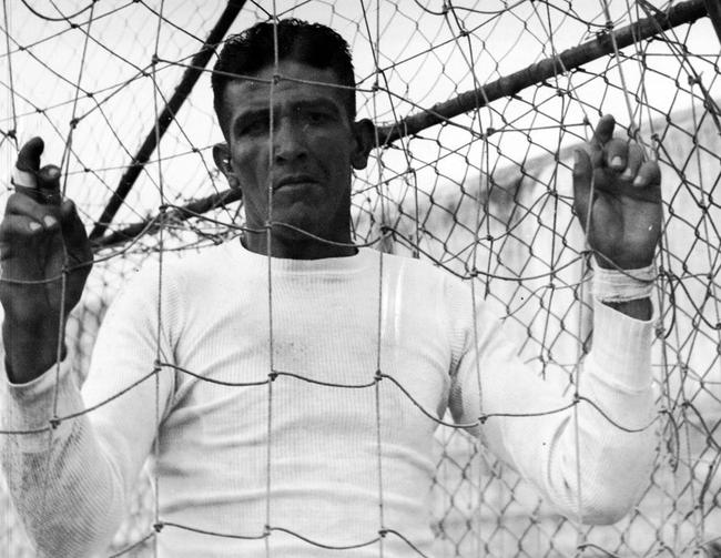 Geraldo Domingos ou Geraldo II foi um dos grandes goleiros da histria do Cruzeiro. Ele defendeu o clube em 354 partidas entre 1934 e 1955 e conquistou os Campeonatos Mineiros de 1940, 1943, 1944 e 1945. Fora dos gramados, era pedreiro. O fato marcante  que, graas  sua profisso, ele ajudou a erguer o Estdio JK, no Barro Preto, onde hoje  o Parque Esportivo do Cruzeiro.