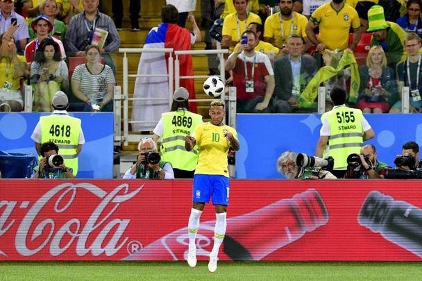 Poucas quedas, assistência e 'ousadia': a atuação de Neymar contra a Sérvia