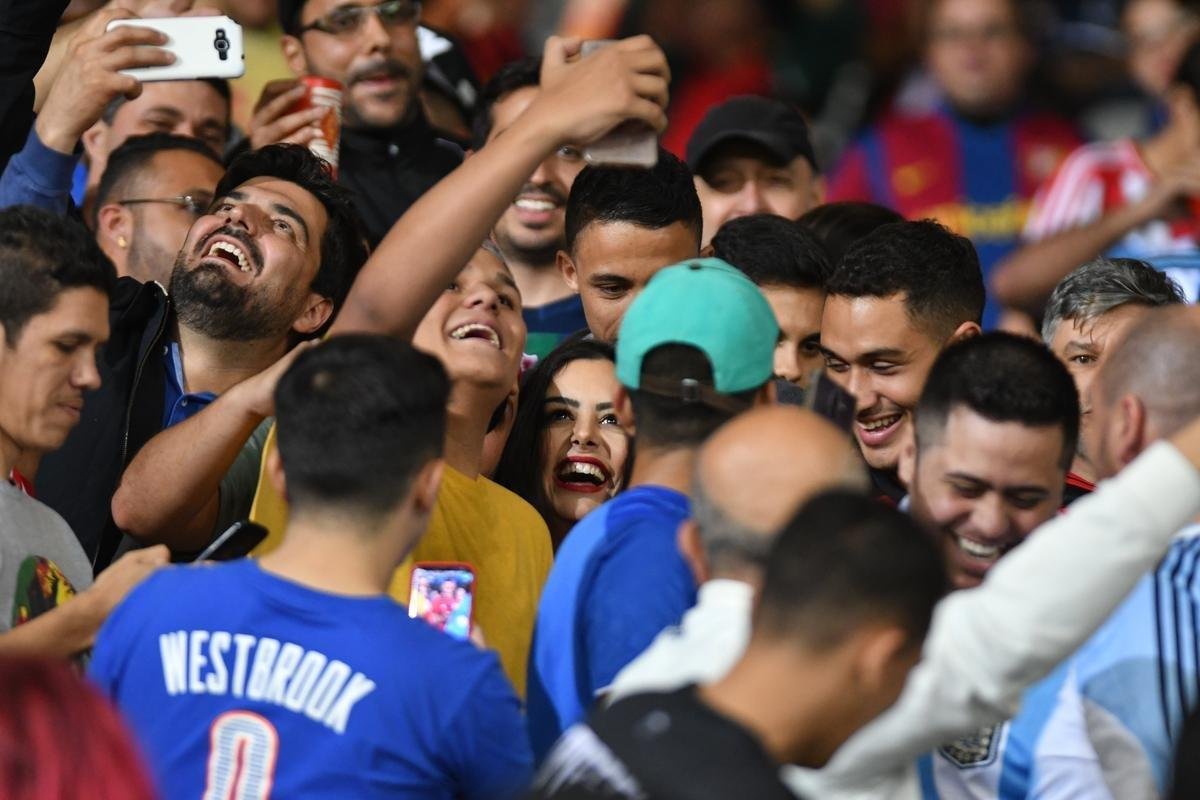 Larissa Riquelme manteve tradio de colocar celular entre os seios, foi calorosa com torcedores e apoiou Paraguai de forma efusiva no Mineiro