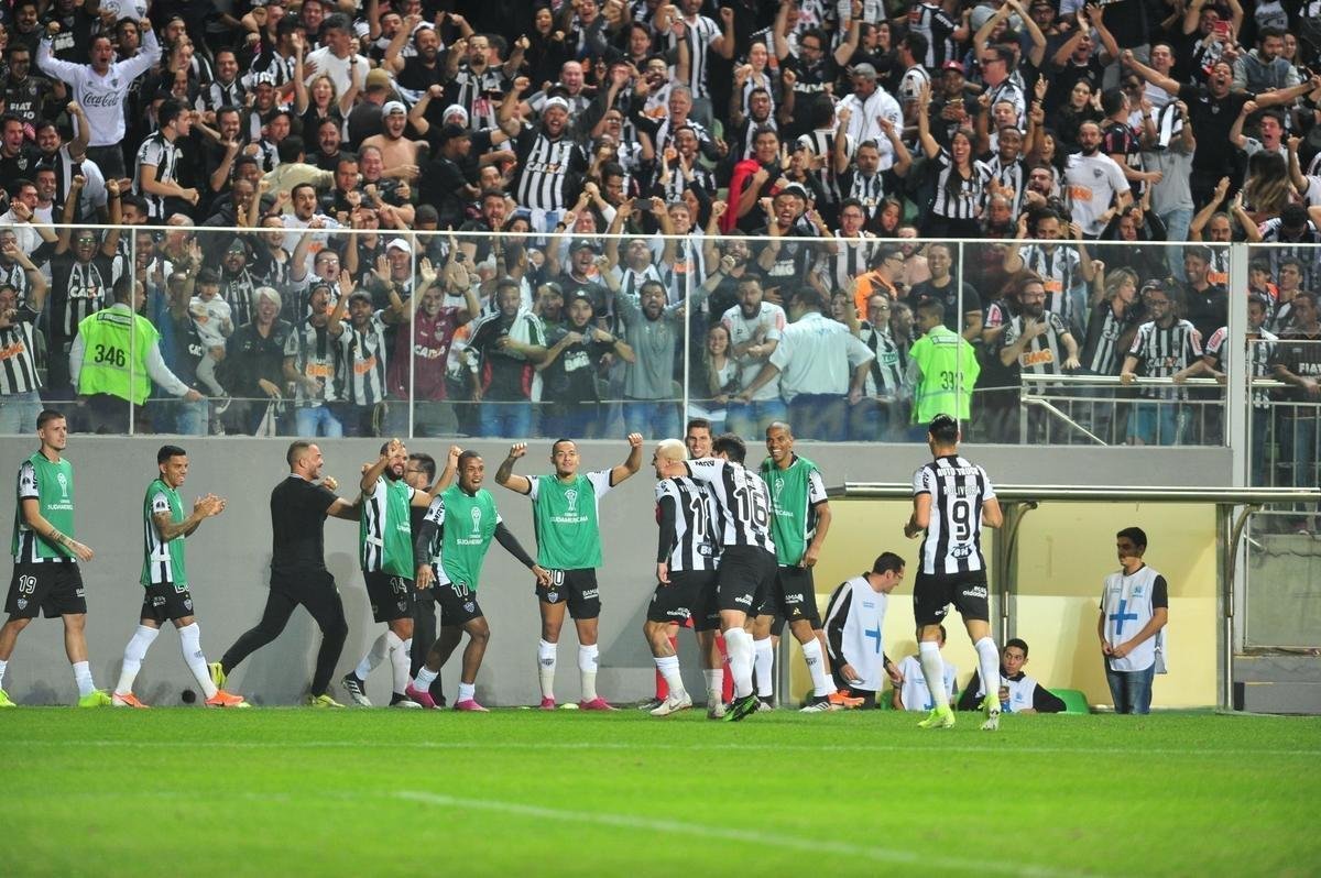 Galo deslanchou no segundo tempo com gols de Fbio Santos, de pnalti, e Vinicius