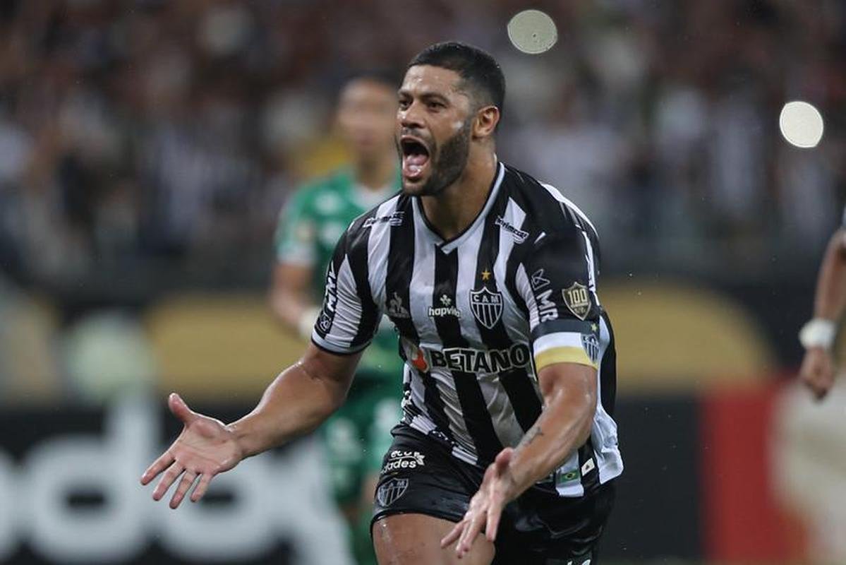 Hulk marcou os dois gols da vitria do Galo por 2 a 0: um de pnalti e outro em lindo chute no ngulo