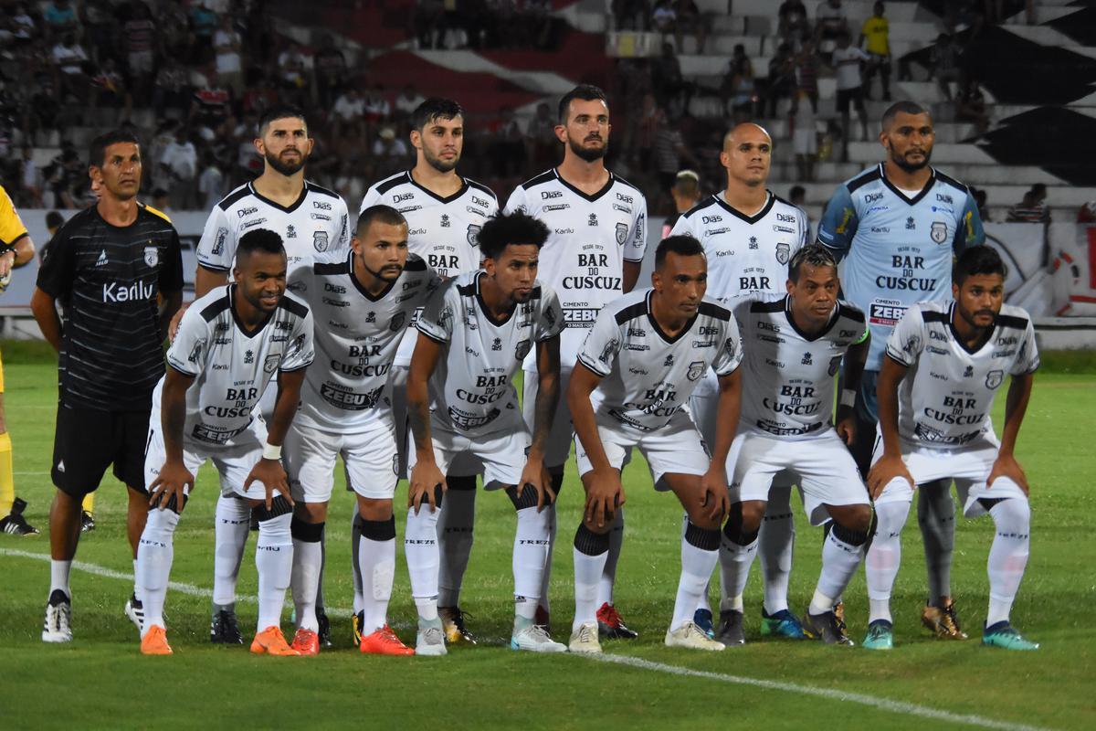 Em jogo movimentado, Santa Cruz e Treze se enfrentaram pela estreia da Srie C de 2019. O time paraibano saiu  frente no primeiro tempo, com vantagem de 2 a 0 no placar. Com a virada aps o intervalo, o Santa Cruz pressionou, mas o empate s viria aps a invaso de um cachorro. Batizado depois de 'Pipico', o co foi retirado de campo pelo goleiro Anderson, e da por diante o Santa empatou com gols de Neto Costa e Guilherme Queiroz, ambos reservas da equipe na ocasio.