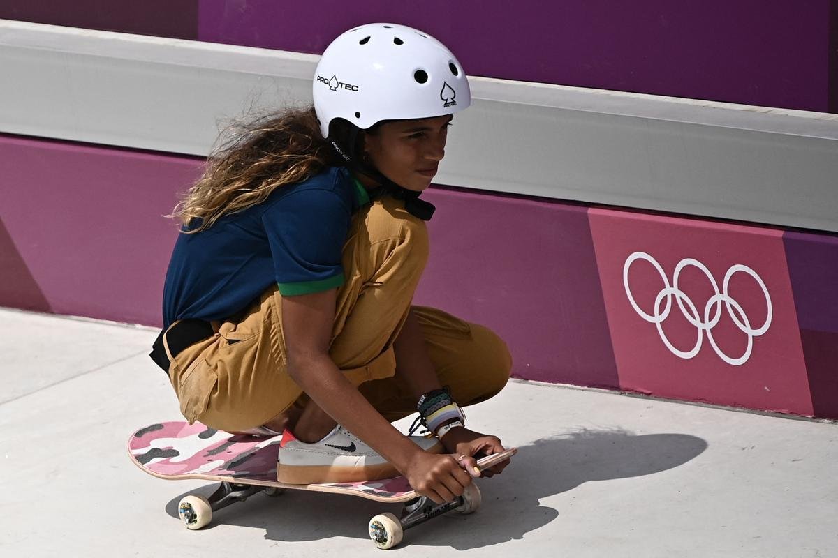 Brasileira Rayssa Leal, de 13 anos, conquista medalha de prata no skate street nos Jogos Olmpicos de Tquio. Japonesas Momiji Nishiya (ouro)  Funa Nakayama (bronze) completaram o pdio 