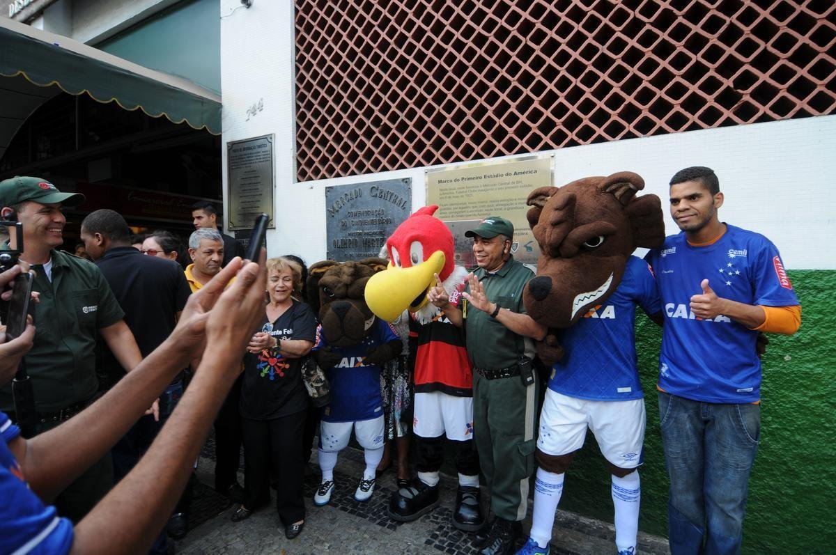 Raposinho e Raposo levaram Urubu, mascote do Flamengo, para conhecer o Mercado Central de BH; teve assdio de torcedores e interesse do carioca pelo queijo mineiro