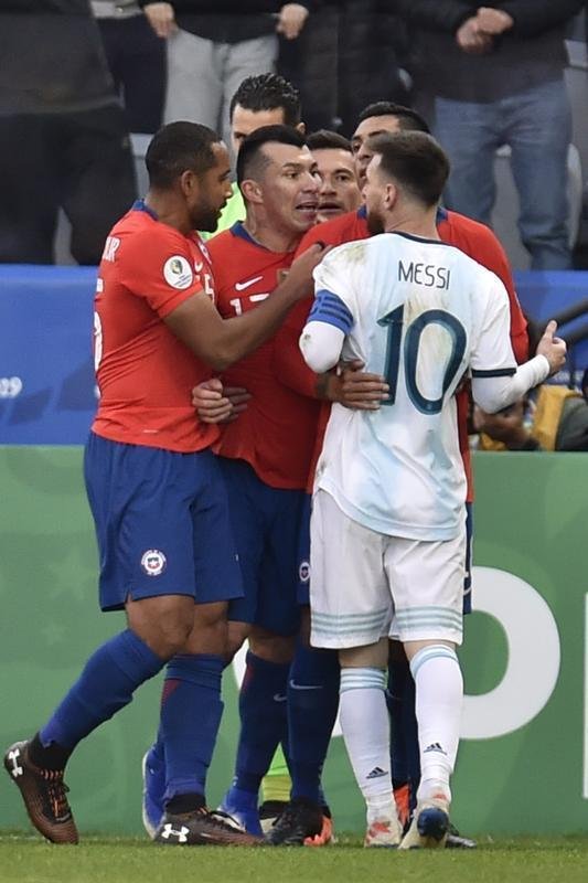 Medel deu peitadas em Messi durante primeiro tempo de Argentina e Chile, e ambos foram expulsos pelo rbitro paraguaio Mario Daz de Vivar. Torcida na Arena Corinthians vaiou a deciso do juiz.