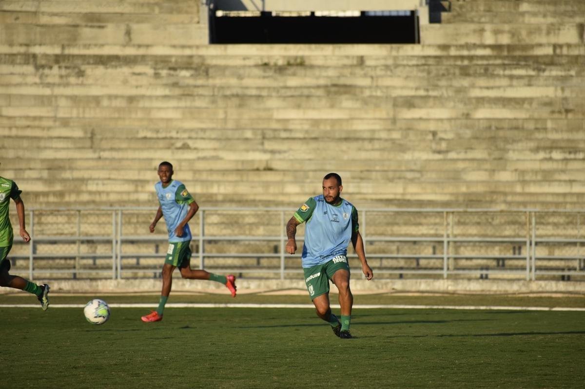 Nesta semana, o Amrica treinou no Estdio Governador Ernani Styro, em Campina Grande, na Paraba. As atividades comandadas pelo tcnico Lisca visaram o confronto contra o Treze-PB, pela primeira fase da Copa do Brasil. A partida ser realizada nesta quinta-feira (18), s 16h, no Estdio Presidente Vargas, tambm em Campina Grande.