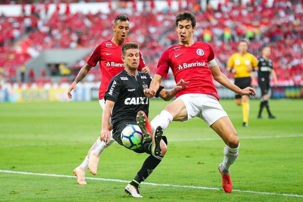 Galo derrotou Internacional no Beira-Rio com gols de Cazares e Terans; D'Alessandro descontou de pênalti