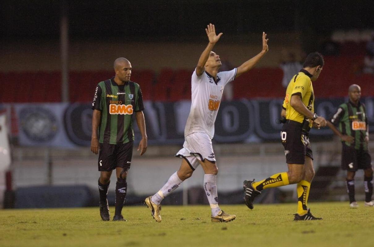 Campeonato Mineiro de 2010 (primeira partida das quartas de final) - O duelo terminou empatado em 3 a 3, mas o nome da partida foi o meio-campista Fabiano, do Atltico. Ele marcou trs vezes no primeiro tempo e evitou a derrota alvinegra.