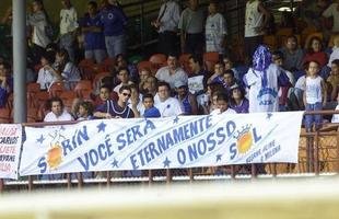 Torcedores prestam homenagens ao lateral, que fazia o �ltimo jogo com a camisa celeste