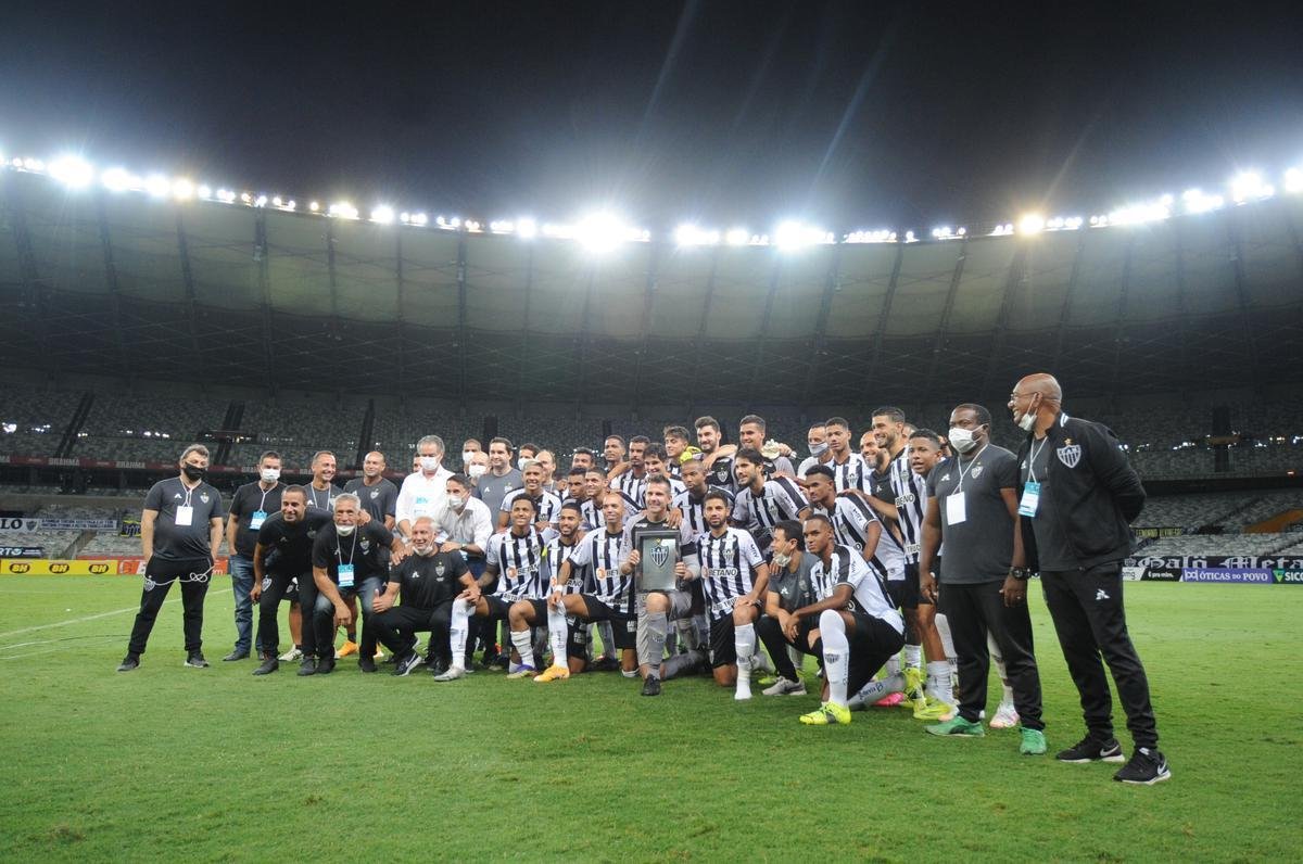 Goleiro foi homenageado na despedida dos gramados 