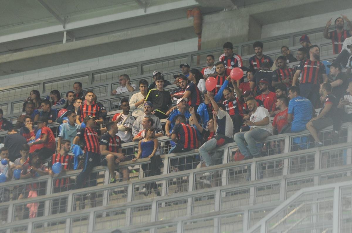 Torcidas de Atltico e San Lorenzo, no Independncia