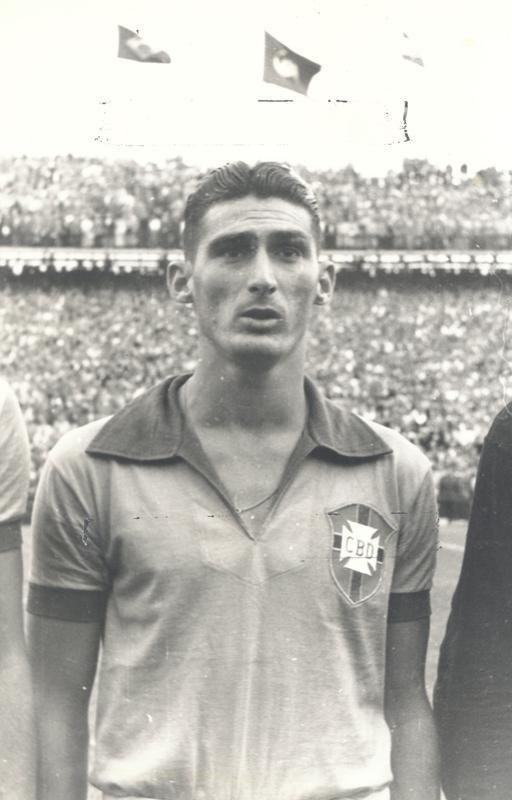 Copa do Mundo de 1962 (Chile) - Atacante Julinho pediu dispensa em funo de uma distenso muscular.