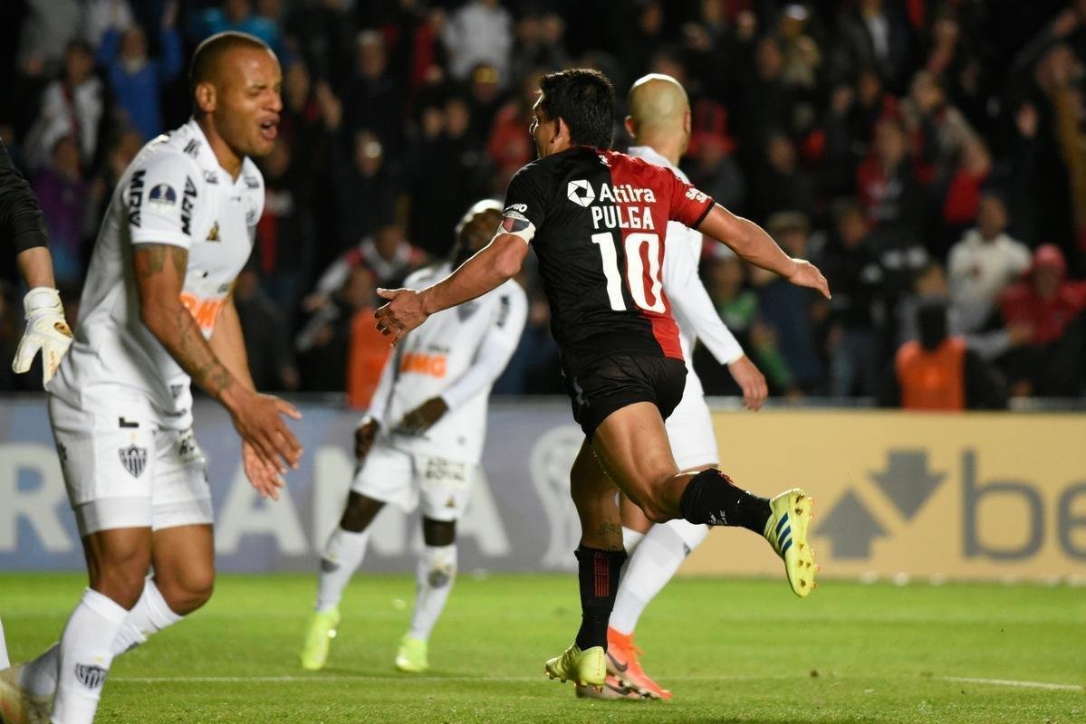 No segundo tempo, Coln virou com gols de Wilson Morelo e Luiz Pulga Rodrguez