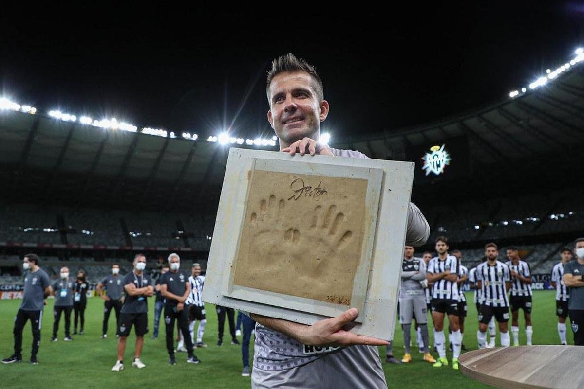 Fevereiro/2021 - Considerado por muitos como o maior goleiro da histria do Atltico, Victor amargou o banco de reservas com Jorge Sampaoli. Terceira opo na equipe, ele entendeu que chegou o momento de pendurar as luvas. A aposentadoria foi no dia 28 de fevereiro, quando ele foi titular na goleada do Atltico por 3 a 0 sobre a URT, no Mineiro, pela primeira rodada do Campeonato Mineiro. Victor fez 424 jogos com a camisa do Galo e sofreu 450 gols. Foram oito ttulos conquistados: Copa Libertadores (2013), Recopa Sul-Americana (2014), Copa do Brasil (2014) e cinco estaduais (2013, 2015, 2017, 2020 e 2021). Aps encerrar a carreira, continuou no Galo para trabalhar como gerente.