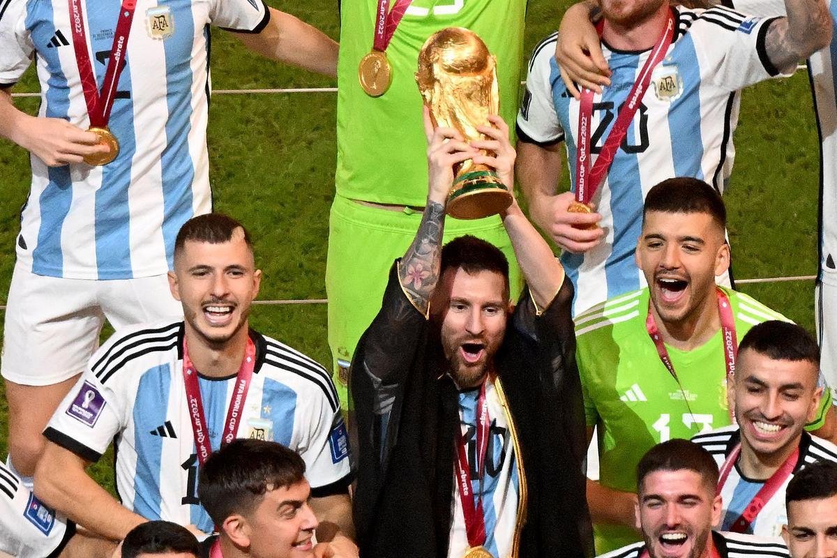 Messi ergue a taa de campeo da Copa do Mundo! Festa da Argentina no Estdio Icnico de Lusail, no Catar, com o tricampeonato mundial