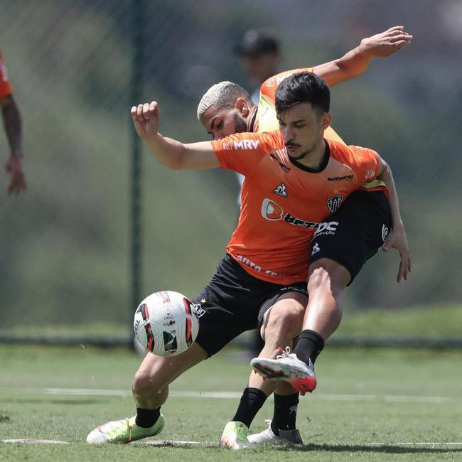 Com seriedade, mas tambm descontrao, o Atltico treinou sob sol forte na manh desta sexta-feira (21), na Cidade do Galo, em Vespasiano. Este foi o quinto dia de pr-temporada para o clube mineiro em 2022, sob o comando do tcnico argentino Antonio 'El Turco' Mohamed. Novas baixas, o volante Allan e o atacante Keno testaram positivo para COVID-19 e no participaram das atividades (ambos cumprem perodo de sete dias de isolamento social).