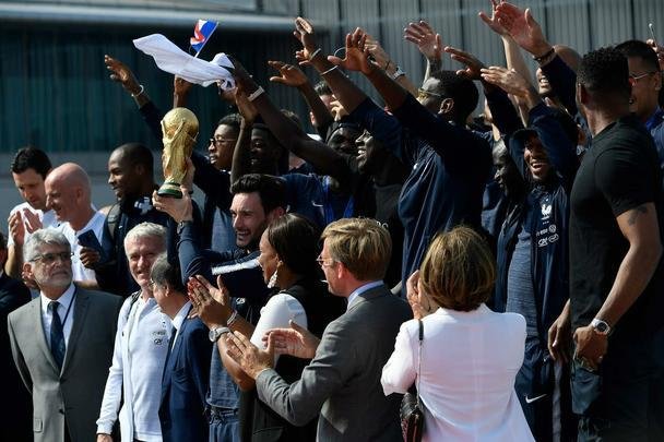 Aps conquistar o ttulo de campe do mundo, Seleo da Frana volta para casa e  recebida com festa no aeroporto de Paris