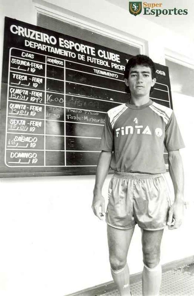 Lateral-esquerdo Nonato, dolo do Cruzeiro, na Toca da Raposa I em 1992, ano da conquista do Mineiro e da Supercopa