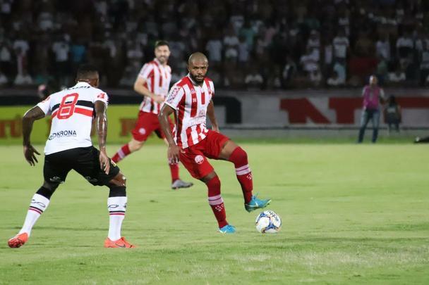 9ª rodada - 22/6
Santa Cruz 1x0 Náutico
Em um clássico equilibrado, se saiu melhor que soube aproveitar as falhas do rival. Pelo lado do Náutico, Wallace Pernambucano desperdiçou grande chance após saída errada da defesa tricolor. Já Pipico aproveitou uma bola pessimamente recuada por Fernando Lombardi para marcar o gol da vitória do Santa. O seu quarto contra o Náutico no ano.