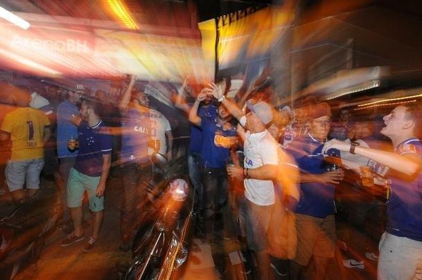 Torcedores do Cruzeiro iniciam viglia de 24 horas para aguardar final da Copa do Brasil, contra o Flamengo, no Mineiro. Esforo pelo sonho do pentacampeonato nacional.