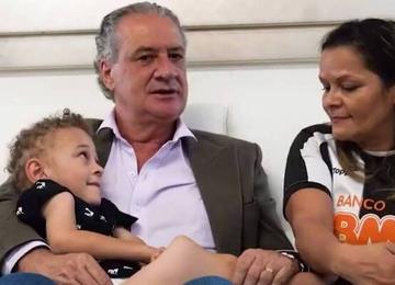 Theo, de 6 anos, que sofre com a doença Osteogenesis Imperfecta - ela é conhecida como Ossos de Vidro, já que tem como característica os ossos frágeis