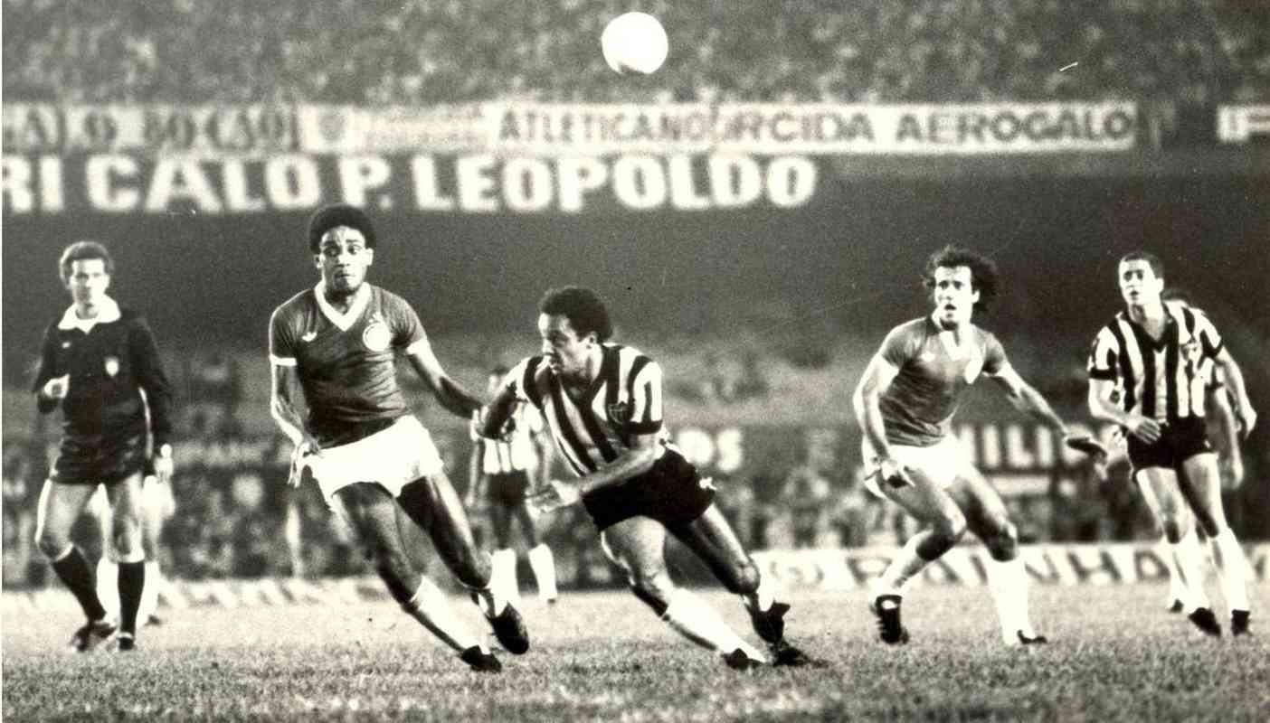 Campeonato Brasileiro de 1980 - Na semifinal, o Atltico deu o troco no Internacional. Depois do empate por 1 a 1 no Mineiro, o Galo fez 3 a 0 no Colorado no Beira-Rio e foi  deciso. Na final, o Galo perdeu o ttulo para o Flamengo.