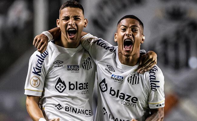Deivid e Ângelo comemoram juntos um dos gols da vitória do Santos sobre o Bahia