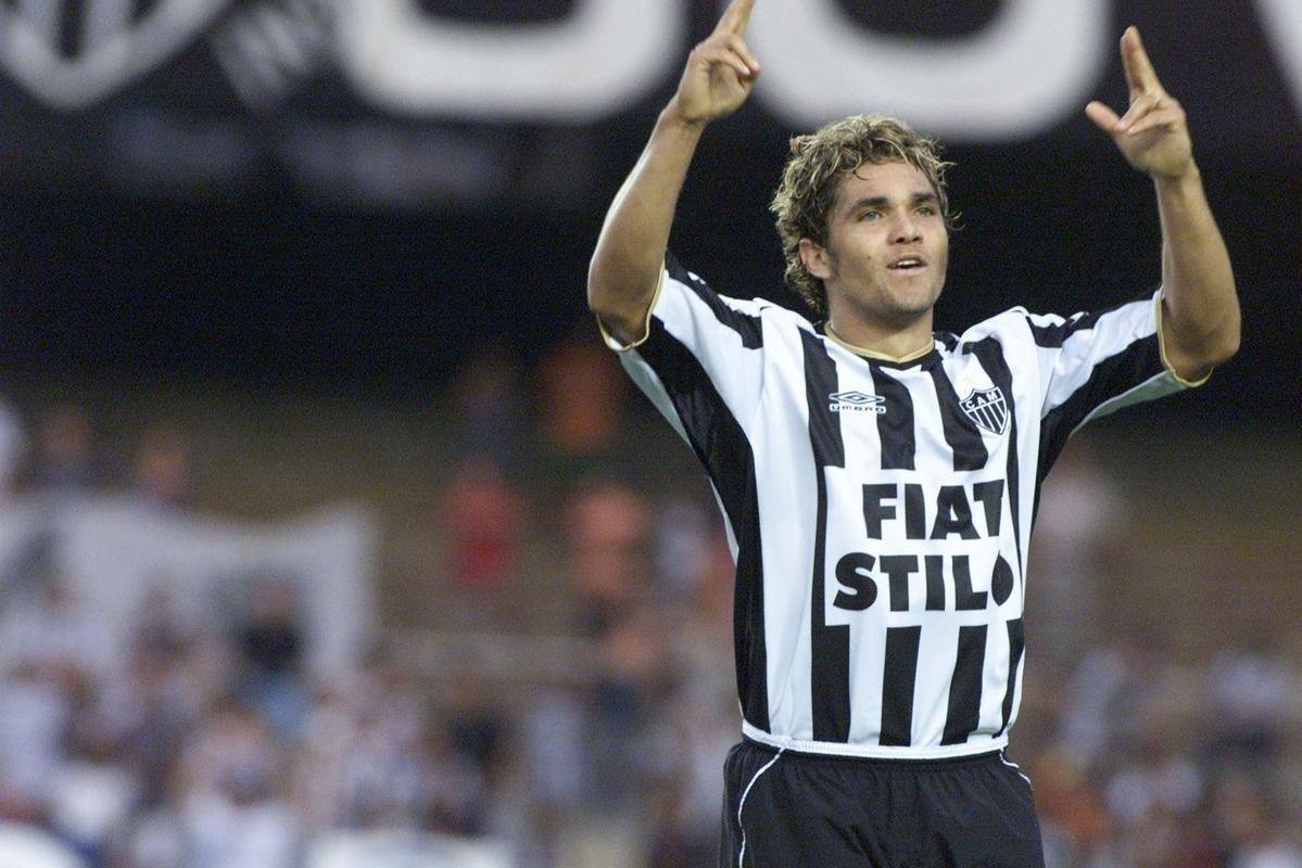 16 - Alex Alves - 2003 - 27 jogos / 9 gols - 0,33 por jogo