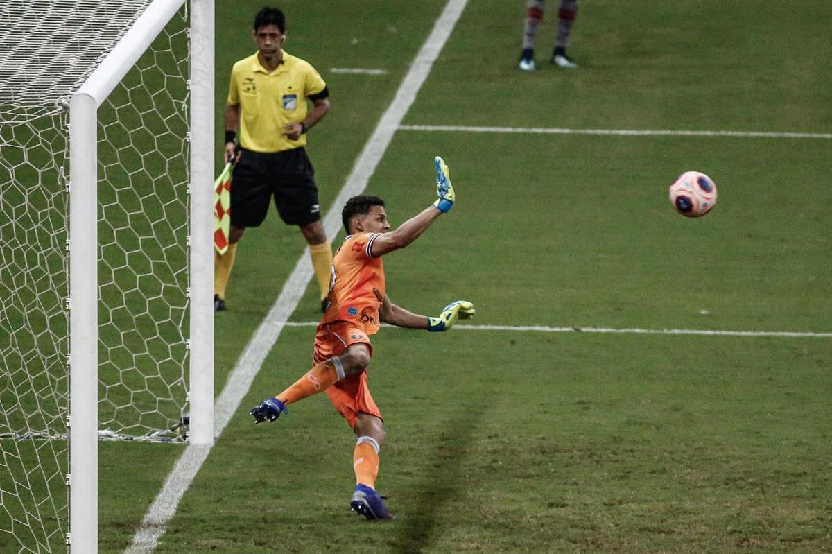 Nas cobranças dos pênaltis, Jefferson ainda defendeu o chute fraco de Fabinao, mas o goleiro Maycon Cleiton brilhou mais e fez duas defesas para colocar o Santa Cruz na grande final do Pernambucano.
