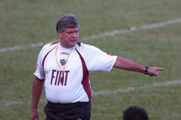 Geninho - Geninho também teve duas passagens como treinador do Atlético no século. Em 2002, o time foi eliminado pelo Corinthians nas quartas de final do Campeonato Brasileiro. Logo depois, o técnico preferiu deixar Minas Gerais rumo ao time paulista. Em 2008, uma passagem desastrosa no ano do centenário, que terminou logo depois de duras derrotas na final do Campeonato Mineiro para o Cruzeiro (5 a 0 e 1 a 0). No clube alvinegro, Geninho foi o comandante por 57 jogos, com 25 vitórias, dez empates e 22 derrotas.