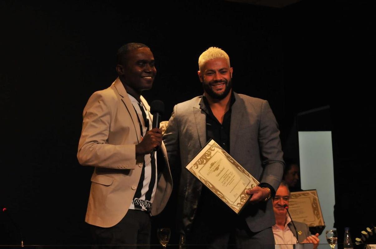 Nesta segunda-feira (6), o diretor de futebol Rodrigo Caetano, o tcnico Cuca e o atacante Hulk, do Atltico, receberam ttulos de cidados honorrios de Belo Horizonte. A iniciativa congratula os alvinegros pelo desempenho esportivo em 2021, com o ttulo do Campeonato Brasileiro.