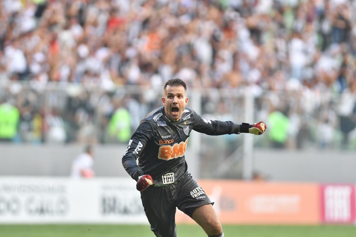 Goleiro Victor comemora gol de Elias no primeiro tempo do clssico