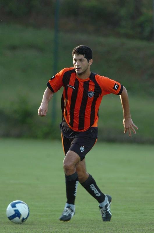 Pedro Bentez - No dia 26 de agosto de 2009, o paraguaio Pedro Bentez foi anunciado como novo reforo do Atltico, atravs do site oficial do clube. O jogador no se firmou no Galo, fazendo apenas 14 partidas pelo clube. Prximo do fim do seu contrato, a diretoria do Atltico decidiu liberar o jogador. Ele foi campeo mineiro em 2010.