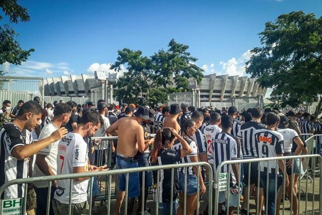 Fotos da chegada da torcida do Atltico ao Mineiro para o clssico contra o Cruzeiro pela nona rodada do Mineiro 