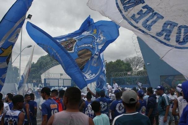 Torcedores do Cruzeiro foram  porta da Toca II apoiar os jogadores na vspera do jogo com o Flamengo