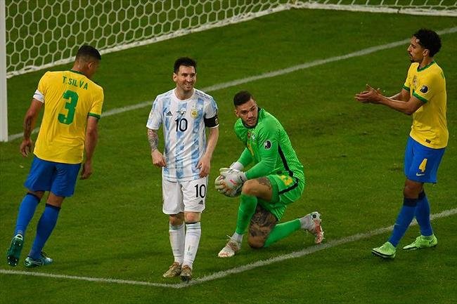 Argentina venceu Brasil por 1 a 0, no Maracan, e conquistou 15 da Copa Amrica. Gol foi marcado pelo meia-atacante Di Mara