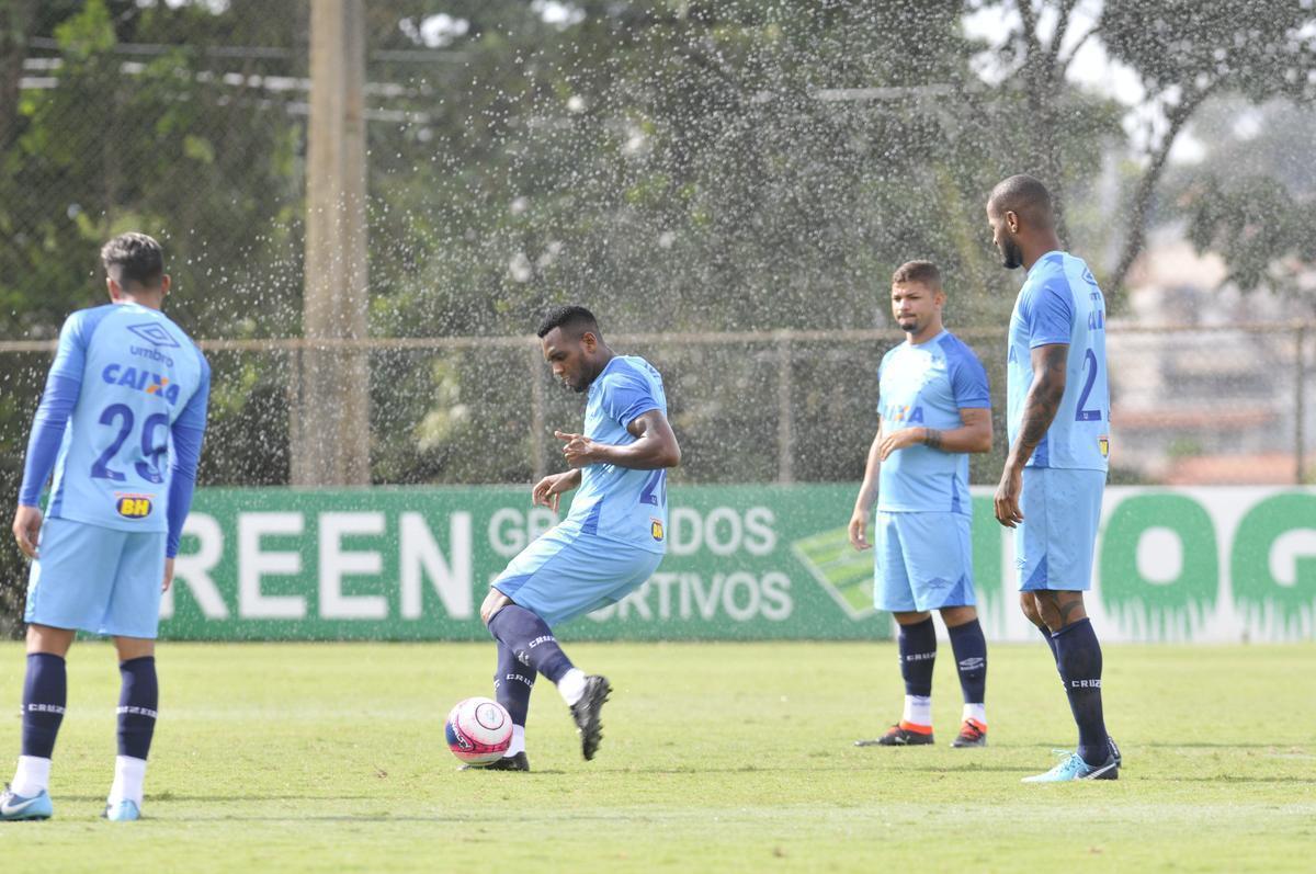 Mano Menezes montou Cruzeiro que deve encarar o Villa Nova no sbado e promoveu trs mudanas em relao ao ltimo jogo: Murilo entrou na vaga de Leo, Egdio no lugar de Marcelo Hermes e Robinho deu lugar a Ariel Cabral
