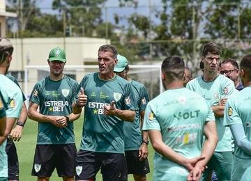 Treinador projetou jogo de volta da semifinal do Campeonato Mineiro, que tem o Coelho em vantagem: 'A gente vai entrar como se estivesse 0 a 0'